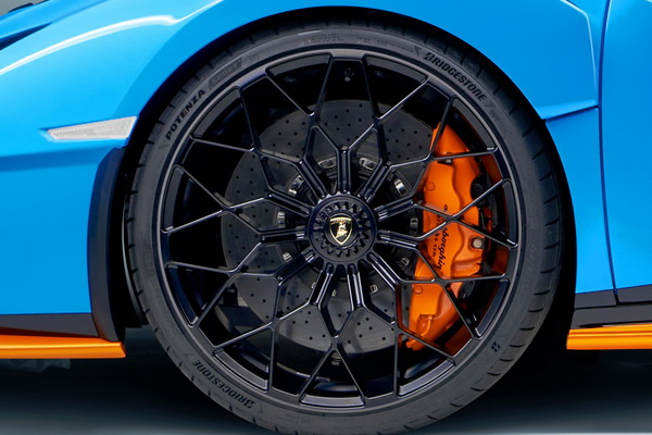 Bridgestone ได้รับเลือกจาก Lamborghini