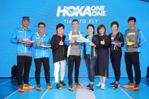 ผู้บริหาร พร้อมด้วยนักวิ่งแนวหน้าร่วมเปิดงาน Hoka ONE ONE