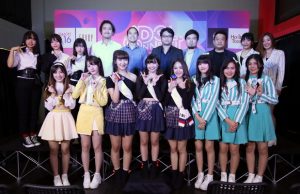 ไอดอลเกิร์ลกรุ๊ป ร่วมถ่ายภาพกับผู้บริหาร