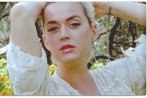 ว่าที่คุณแม่ "Katy Perry" อวดเรือนร่างเปลือยกายครั้งแรก ใน MV ใหม่ล่าสุด “DAISIES”