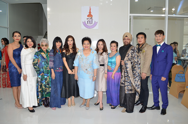 งานแสดงแฟชั่นโชว์การกุศลภายใต้ชื่อ งาน “ แม่จ๋า….หนูหิว”